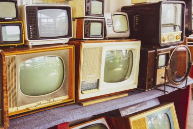 Eski TV dizileri. İlk televizyonlar metro tipi. Retro Tv setlerinin koleksiyonu.. 