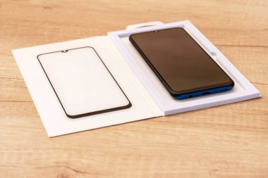 Akıllı telefon koruyucu camı. Koruyucu cam, telefon. Cep telefonu ekranının korunması, bir aygıtın ekranına koruma uygulanması..