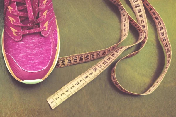 Närbild Meterband Rosa Sneakers Begreppet Hälsosam Livsstil Fitness Tillbehör Begreppet — Stockfoto