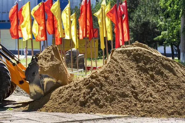 Balde Escavadeira Com Sand Tractor Perto Uma Pilha Areia Estrada — Fotografia de Stock