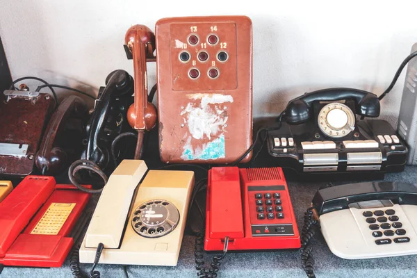 Stare Telefony Dysku Telefony Słuchawką Przyciskami Dysków Telefon Stylu Retro — Zdjęcie stockowe