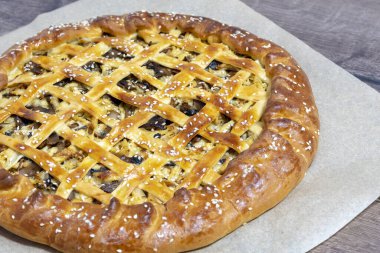 Kağıt üzerinde bir turta. Ev yapımı turta, ev yapımı pişirme konsepti.