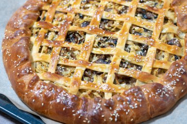 Fırın tepsisinde turta, parşömen. Ev yapımı turta, ev yapımı pişirme konsepti.