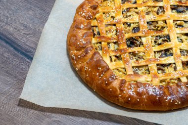 Kağıt üzerinde bir turta. Ev yapımı turta, ev yapımı pişirme konsepti.