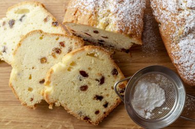  Lezzetli kurutulmuş meyveli pasta dilimi. Kurutulmuş meyveli kek. Konsept kek lezzetli, ev yapımı turta, ev yapımı pişirme konsepti. yakın plan. 