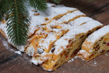Stollen, bir parça Noel pastası. Yılbaşı pastası, ladin dalı. Ev yapımı konsept