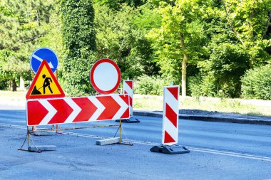 Yol işaretleri ve trafik ışığı. Yol çalışması, otoyoldaki trafik işaretleri. Yoldaki bir engelle ilgili uyarı. Trafik İşareti Trafik Işığı