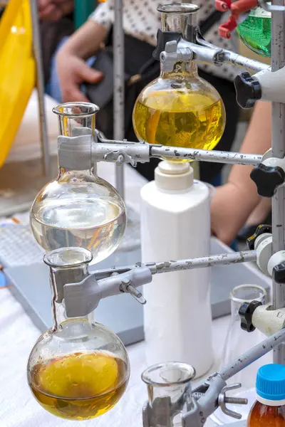 색깔의 액체를 플래크 테이블에 색깔의 해결책을 실험실 유리제품 연구와 과학적인 — 스톡 사진