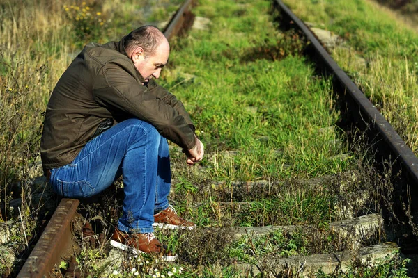 Homme Réfléchi Assied Sur Les Rails Personne Bouleversée Dans Stress — Photo