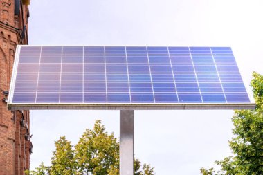 Güneş paneli. Güneş enerjisi santrali. Fotovoltaik yenilenebilir panel. Alternatif yakıt kaynağı ve enerji kaynakları kavramı. Doğal kaynakların korunması kavramı. 