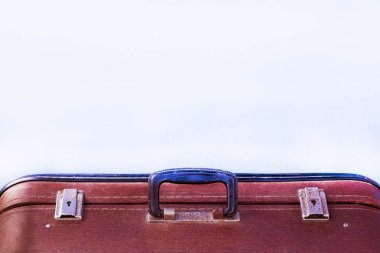 Eski bir bavul. Hafif arka planda klasik seyahat deri bavulu. Kopyalama alanı