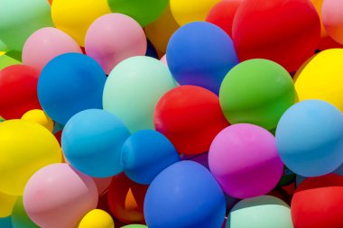 Renkli topların arka planı. Doku bir sürü farklı renk topları var. Farklı boyutlarda pek çok küre. Renkli balonlar.