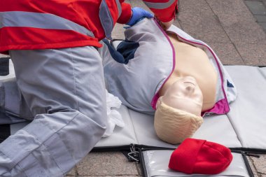 Eğitmen, Dummy 'de canlandırma tekniği gösteriyor. Kalp masajı ilk yardım eğitim konsepti. Acil bakım..