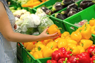 İndeks göz çizelgesine yapışmış. Snellen çizelgesi. Görsel keskinliği ölçmek için kullanılabilen göz çizelgesi. Görsel keskinliği test etmek için standart bir tablo. Görüş düzeltmesi kavramı