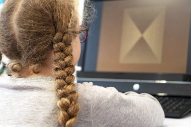 İndeks göz çizelgesine yapışmış. Snellen çizelgesi. Görsel keskinliği ölçmek için kullanılabilen göz çizelgesi. Görsel keskinliği test etmek için standart bir tablo. Görüş düzeltmesi kavramı