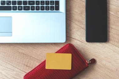 Bilgisayar, kart, akıllı telefon. Altın kartlı cüzdan. İnternetten konsept alışveriş, internet satışları. İnternet 'ten alışveriş.. 