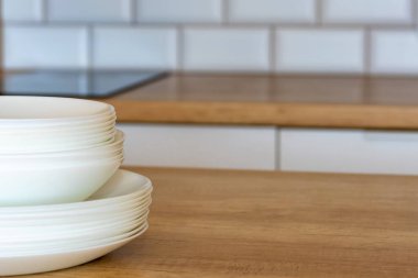 Bulaşıklar. Mutfak, bulaşıkçı. Tabaklar. Bulaşık yıkama kavramı, temiz tabaklar