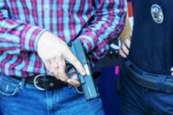 남자가 클로즈업 무기를 범죄자 범죄자에 그것은 무장하고 위험합니다 살인자 — 스톡 사진