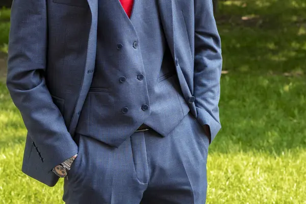 スーツを着た男 グレー3ピースのコスチューム ズボンポケットにハンド ビジネスススーツ — ストック写真