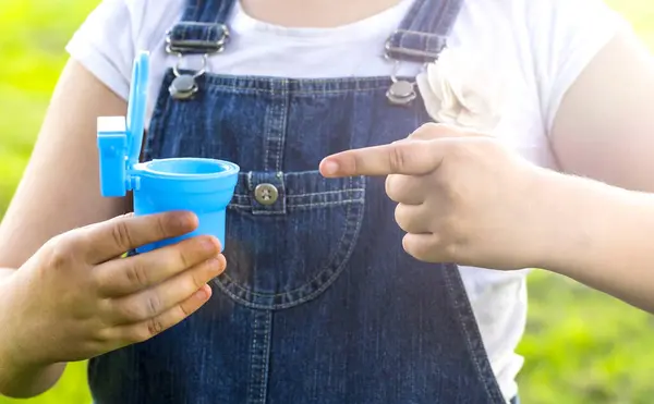  Elleri küçük bir klozet tutuyor. Çocuk tuvalette ne istediğini gösteriyor. Bebeği şımartıcılara ayırmak için. Çocuğu tencereye koymak için. Mekonyum kavramı, bebekte disbakteriyoz. Lazımlık Çalışması
