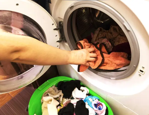 洗濯機が付いている洗浄されたリネン 洗濯機からリネンと服を取り出します — ストック写真