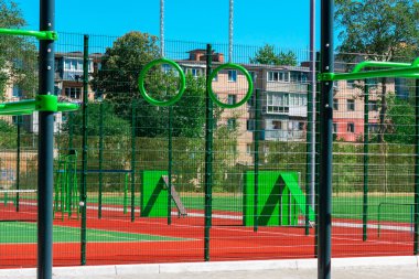 Eğitim aletleri. Bedava sokak sporu için ekipman. Spor, spor, sokak sporu. Açık hava sporları.