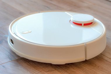 Beyaz robot elektrikli süpürge. Çöp konteyneri. yakın plan