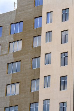 Sahne işi. Ön cephenin mineral, bazalt yünü ile termal yalıtımı. Boyama, yalıtım ve sıva yüzeyi. Yüksek binalar..