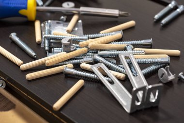 Tornavida, set vidaları, montajlar, vidalar, pervaneler, mobilyalar. yakın plan