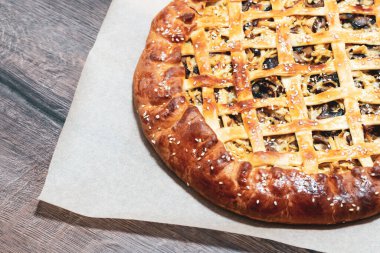 Kağıt üzerinde bir turta. Ev yapımı turta, ev yapımı pişirme konsepti.