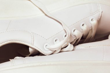 Beyaz spor ayakkabı arka planı. Spor ayakkabılar, yaşam tarzı spor ayakkabıları. Şık beyaz ayakkabılar. yakın plan