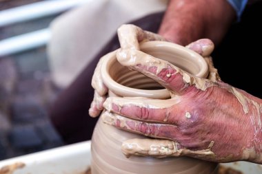 Potter 'ın elleri yakın plan. Adam kilden seramik eşyalar yapıyor. Ulusal el sanatları. El yapımı kavramı