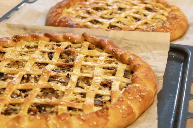 Fırın tepsisindeki turtalar. Ev yapımı turta, ev yapımı pişirme konsepti.