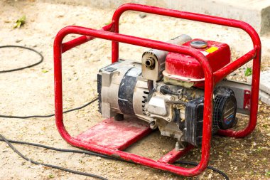 Benzin Taşınabilir Jeneratörü. Kesintisiz ve özerk güç kaynağının kavramı.   