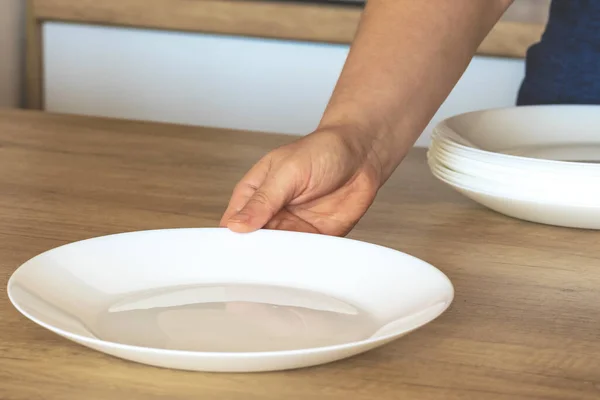 洗碗机 洗碗机 女人把盘子放在桌子上 碗碟的摆放 — 图库照片
