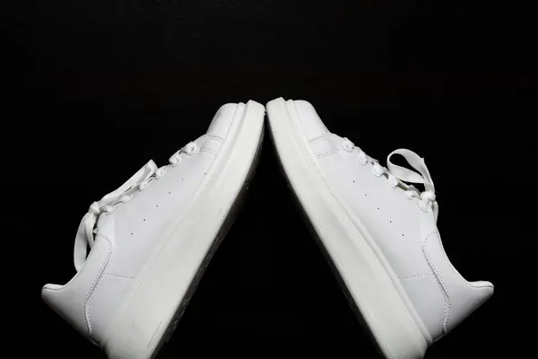 白色的新运动鞋 黑暗的背景 生活风格运动鞋运动鞋 购买时尚运动鞋的概念 — 图库照片