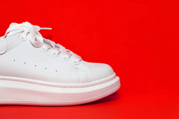 Beyaz Spor Ayakkabı Renkli Yüzey Spor Ayakkabılar Yan Görüş Boşluğu — Stok fotoğraf
