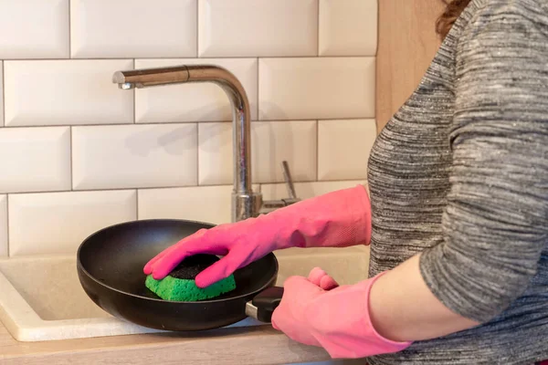 Kvinna Tvättar Galler Ett Diskbänk Kvinnlig Handtvätt Stekpanna Handrengöring Hushållsarbete — Stockfoto