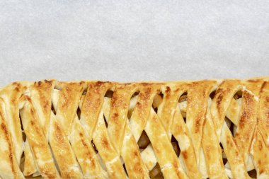 Meyve ev yapımı turta. Lezzetli kurutulmuş meyveli pasta dilimi. Fırında örülmüş örülmüş saçlar ve meyveler. Mangır saçı. Kurutulmuş meyveli kek. Pastayı lezzetli buldum. Boşluğu kopyala