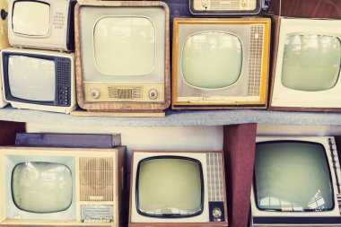 Birçok retro televizyon. Klasik eski televizyon renkli, çok satırlı. Geçmişi görmek. Eski Antika televizyonun (TV) desen duvarı. Televizyon konsepti. Medya.