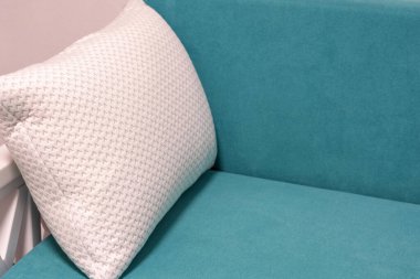 Kanepede bir yastık. Yastıklı rahat kanepe. Yastık odada kanepe dekorasyonu.