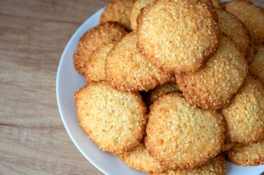Tabakta susamlı kurabiye. Yığınla susamlı kurabiye. Lezzetli ve tatlı susamlı kurabiyeler. Ev yapımı pişirme konsepti