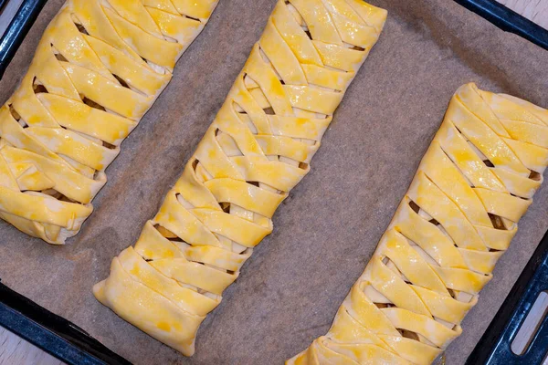 フルーツ自家製パイロン ベーキングシート 果物で編み込まれたブタを焼きました 生地のピグテール コンセプトケーキ おいしい — ストック写真