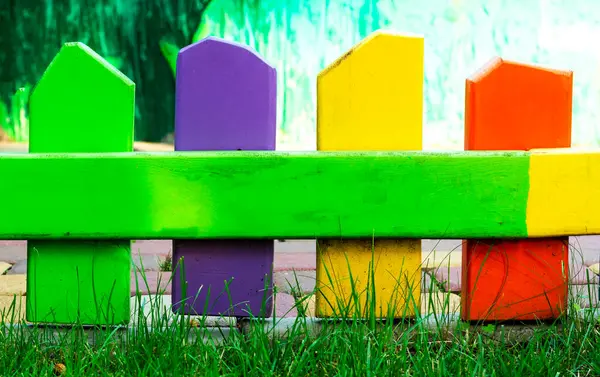 Cerca Pequena Colorida Close Colorido Paliçada Madeira Decorativa Pálido Gramado — Fotografia de Stock