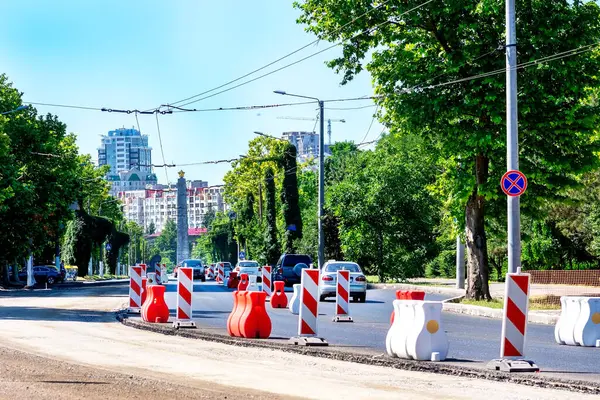 Yol işaretleri ve trafik ışığı. Yol çalışması, otoyoldaki trafik işaretleri. Yoldaki bir engelle ilgili uyarı. Trafik İşareti Trafik Işığı