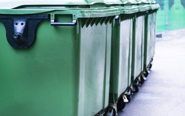 Plastik kaplar, tanklar. Çöp ayıklama. Atık geri dönüşümü. Çöp tenekeleri