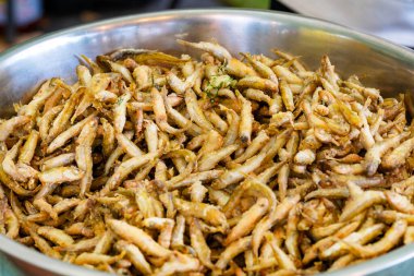 Lezzetli deniz ürünleri tabağı. Barbekü deniz ürünleri. Satış, balık sergisi. Kızarmış balığın büyük teknesi.