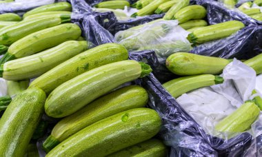 Siyah kutularda yeşil, beyaz kabak. Süpermarkette sebzeler