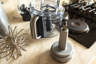 Mutfak makinesi, yemek işlemcisi. Nozüller, parçalar, aksesuarlar, Gıda İşlemcisinin elementleri. Yemek Hazırlama Konsepti