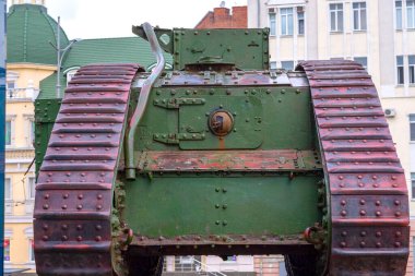  Birinci Dünya Savaşı tankı. Savaşın başlangıcı kavramı, barışın sonu. Birinci Dünya Savaşı 'ndan kalma İngiliz tankı. Ön görünüm